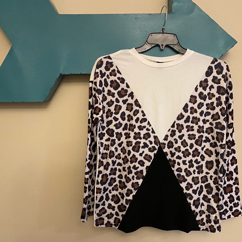 Color blocked long sleeve cheetah